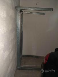 Tavolo zincato con ripiano in vetro