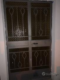 Portone esterno in ferro e vetro lavorato