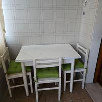 Tavolino con tre sedie 50 euro