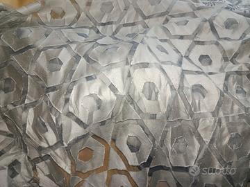 Tessuto a metraggio velato grigio con motivo geom.