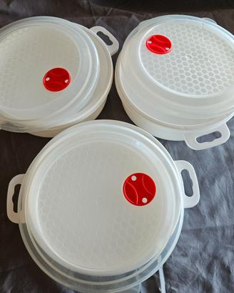 Contenitori bianchi in plastica