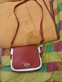 Borsa bianca e rossa