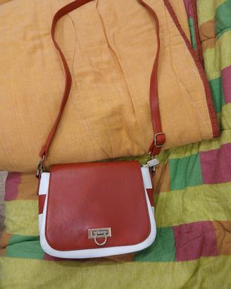 Borsa bianca e rossa