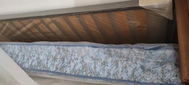 Letto a doghe in legno e materasso a molle