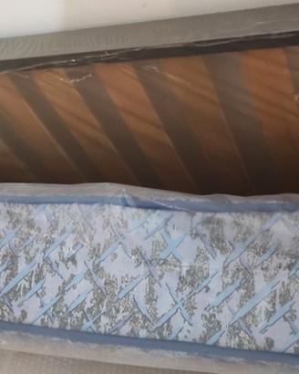 Letto a doghe in legno e materasso a molle