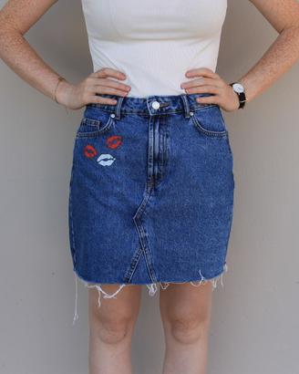 Minigonna di jeans custom con labbra dipinte