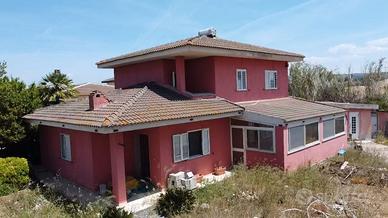 Casa indipendente tra mare e città