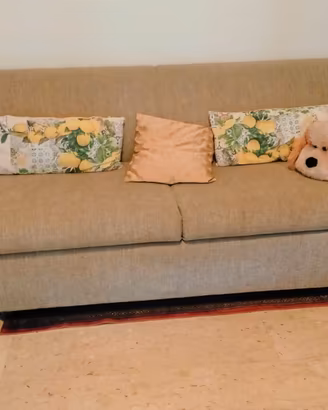 Mobili e divano per arredo casa
