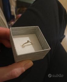 Solitario oro 750 con diamante 0,05 ct.