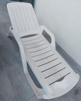 Lettino in plastica da giardino 