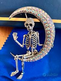Spilla Butler & Wilson - Scheletro sulla Luna
