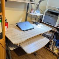 Scrivania con alzata e vari ripiani