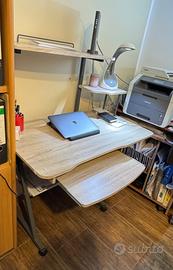 Scrivania con alzata e vari ripiani