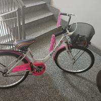 bicicletta bianca e fuxia 