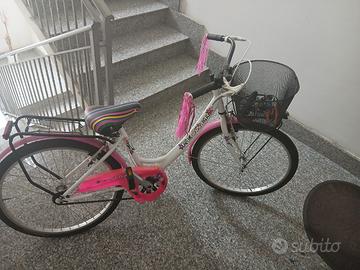 bicicletta bianca e fuxia 