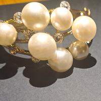Bracciale Rigido Vintage con Perle e Cristalli - E