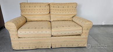 divano due posti con due poltrone