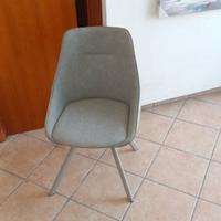 Sedia in pelle con sistema di rotazione. 