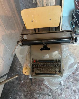 macchina da scrivere Olivetti Lexikon 80