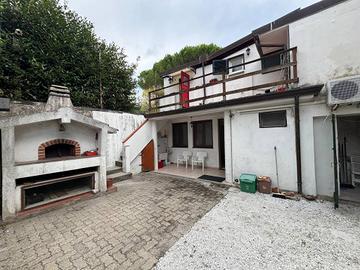 Casa indipendente di 150 m² con più di 5 locali a 