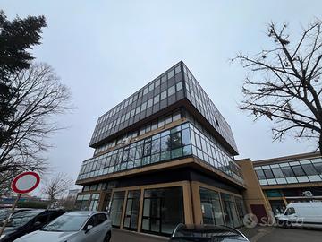 Ufficio luminoso al piano attico