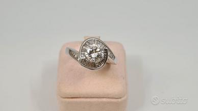 Anello in Oro con Diamante Brillante e Tapered