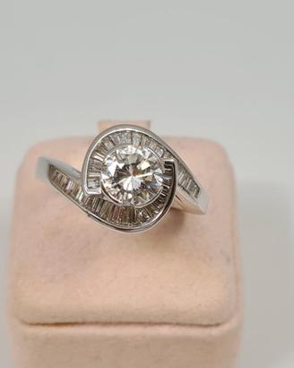 Anello in Oro con Diamante Brillante e Tapered