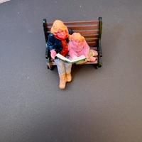 Bambina sulla panchina lemax