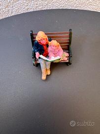 Bambina sulla panchina lemax