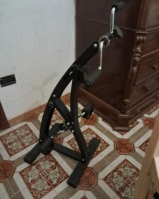 Pedaliera gambe e braccia.