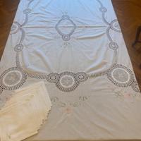 Tovaglia ricamata a mano