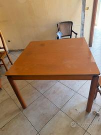 Tavolo in legno apribile