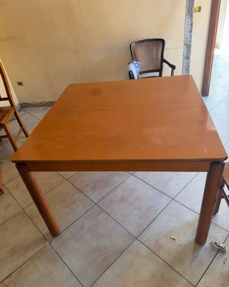 Tavolo in legno apribile