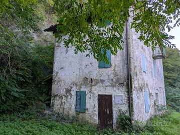 Rustico / Casale di 180 m² con più di 5 locali a V
