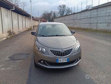 Lancia Ypsilon Hybrid Gold Plus leggi descrizione