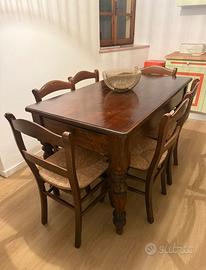 Tavolo in legno con sei sedie