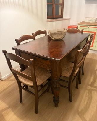 Tavolo in legno con sei sedie