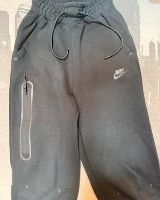 Pantaloni Nike Tech