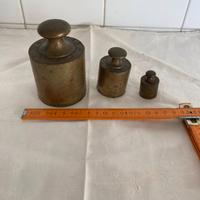 Antichi pesi per bilancia a due piatti