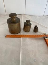 Antichi pesi per bilancia a due piatti