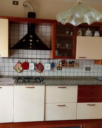 Cucina e blocco forno frigo