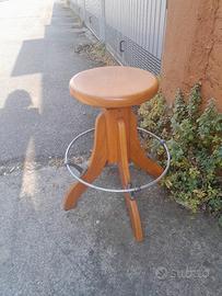 sgabello girevole rialzabile e 2 panche in rovere 