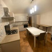 Cucina con elettrodomestici