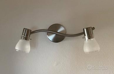 Coppia di applique in metallo e vetro.