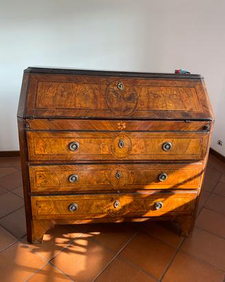 Armadio a ribalta sec XVIII