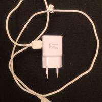 Caricabatteria con connettore USB micro B