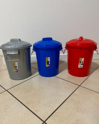 Tris bidoni pattumiera con coperchio