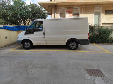 Su planu posti auto e cantina