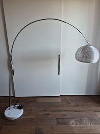 Lampada da pavimento ad arco 