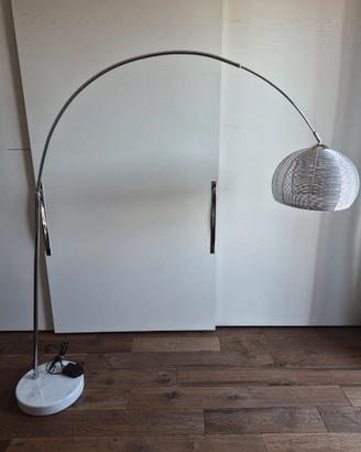 Lampada da pavimento ad arco 